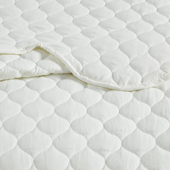 Ivory Full Microfiber Reversible Scalloped Quilt Set