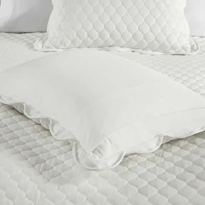 Ivory Full Microfiber Reversible Scalloped Quilt Set